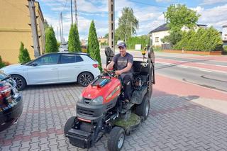 Strażak z Pabianic pognał do pożaru kosiarką