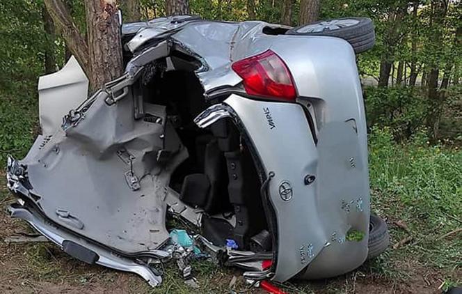 Toyota roztrzaskała się o drzewo pod Płockiem! W środku ciężko ranna 22-latka [ZDJĘCIA]. 