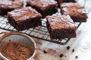 Czekoladowe, bez białego cukru i proszku do pieczenia. To pyszne brownie zrobisz z 3 składników 