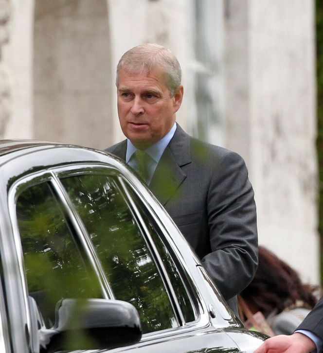 Książę Andrzej przestał być księciem! Fergie ucieknie za granicę?