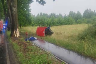 Śmiertelny wypadek koło Olsztyna. 29-latka wjechała w drzewo 