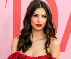 Emily Ratajkowski znów szokuje! Ma na sobie tylko muszelki