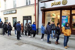 Kolejki po pączki w Rzeszowie. Mieszkańcy ruszyli do cukierni [ZDJĘCIA]