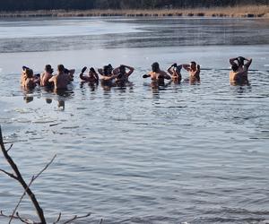 Lodowata woda im niestraszna! Za nami kolejne morsowanie w Pieckach pod Bydgoszczą