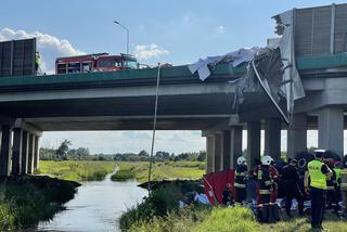 Ciężarówka spadła z wiaduktu na S8. Dorwali gangsterów, jeden uciekł z miejsca wypadku. To przez nich zginął kierowca?  