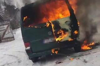 Lubelskie: To był jedyny sposób na uratowanie majątku. Policjanci wyciągnęli płonące auto z drewnianej wiaty