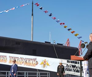 Putin na tle okręty podwodnego Kniaź Pożarski