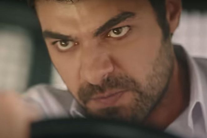 Halil próbuje opanować samochód 