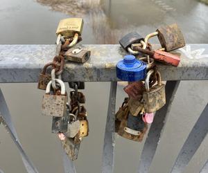 Kłódki zakochanych na Moście Jordana w Poznaniu