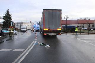 Potrącenie 74-latki przez ciężarówkę pod Tarnowem. Kobieta w stanie ciężkim trafiła do szpitala