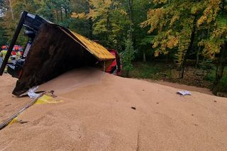 Przewrócona ciężarówka ze zbożem