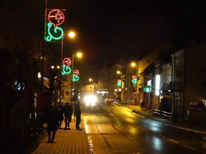 Iluminacja świąteczna Sępólna Krajeńskiego została powieszona "do góry nogami".