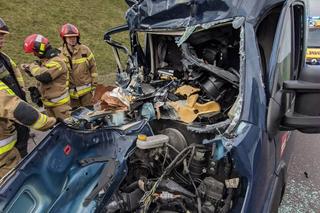 Citroen wbił się w tira. Ranny 28-latek i 5-latka