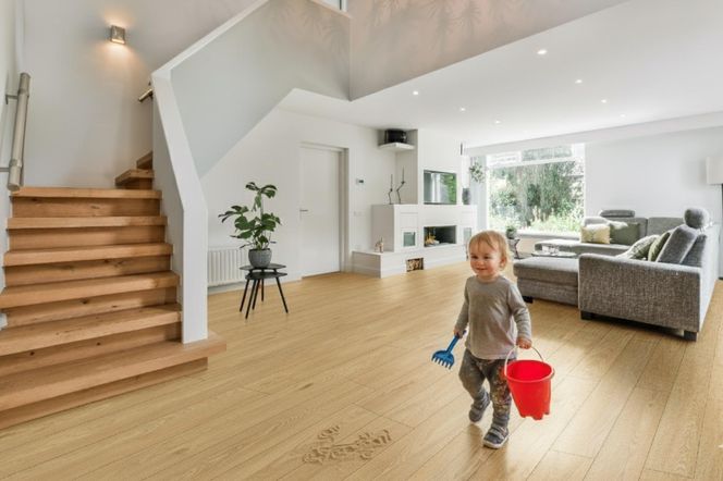 Panele laminowane pod lupą: Jak dbać o podłogę, by służyła lata