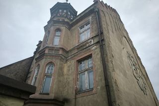 Zabytkowa kamienica przy ulicy Królowej Jadwigi w Lesznie 