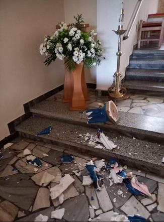 Uwięził księdza na plebani i porozbijał święte figury