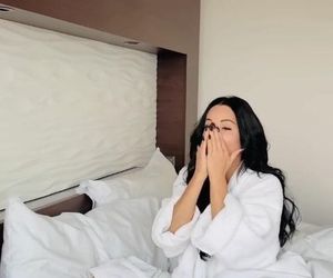 Justyna Steczkowska chwali się nagraniem z łóżka. Jej ciało zakrywa tylko szlafrok!