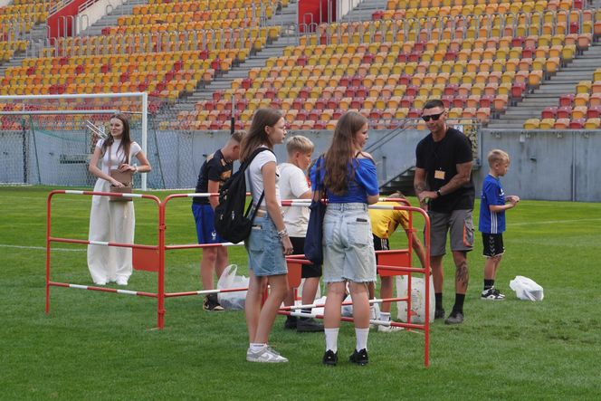 Pożegnianie Murawy na Chorten Arenie. Jagiellonia Białystok rozdaje boisko swoim kibicom