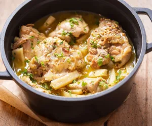 Jednogarnkowe udka z kurczaka z pietruszką i cebulą. Całość harmonijnie łączy wyrazisty sos