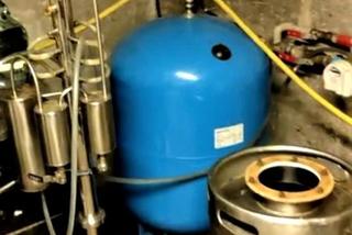 Nowy Sącz. 36-latek przyłapany na produkcji bimbru. Znaleźli aparaturę i beczki z zacierem