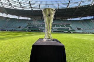 Trofeum Ligi Konferencji UEFA do obejrzenia na Tarczyński Arenie Wrocław