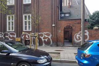 Wandale pomazali mur wokół kościoła na Łazarzu