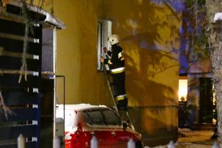 Pożar domu w Raszynie. Mała dziewczynka podtruta dymem, mężczyzna poparzony