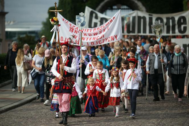 Pielgrzyma na Jasną Górę ruszyła z Krakowa. Tłumy uczestników zmierzają do Częstochowy