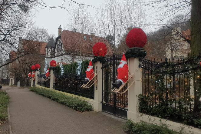 Świąteczne dekoracje pojawiły się także na ogrodzeniu willi na ul. Jaśkowa Dolina w Gdańsku