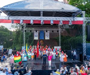 Dni Folkloru w Olsztynie 2025. Ulicami Starego Miasta przeszedł barwny korowód