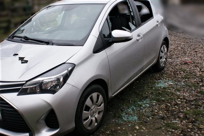 Święta na Podlasiu. Popił i pokłócił sie z wujkiem. Siekierą zniszczył mu auto [ZDJĘCIA]