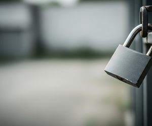 Akcja Wszystkich Świętych 2025. Jakie zmiany czekają na kierowców w okolicy cmentarzy?