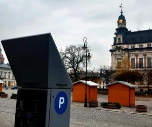 Parkujesz w tych miejscach?  Poszukaj parkometru. Są kolejne zmiany w strefie płatnego parkowania w Nowym Sączu