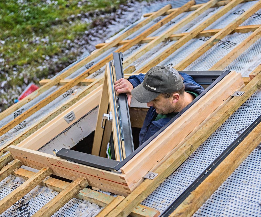 Zapomnij o przeciekach. Tak zamontujesz okno dachowe w izolacji nakrokwiowej