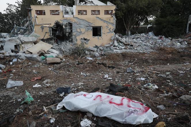 Rzeź w Izraelu. Hamas wciął dziecko z łona ciężarnej. "Chowaliśmy się pod stertą martwych ciał"