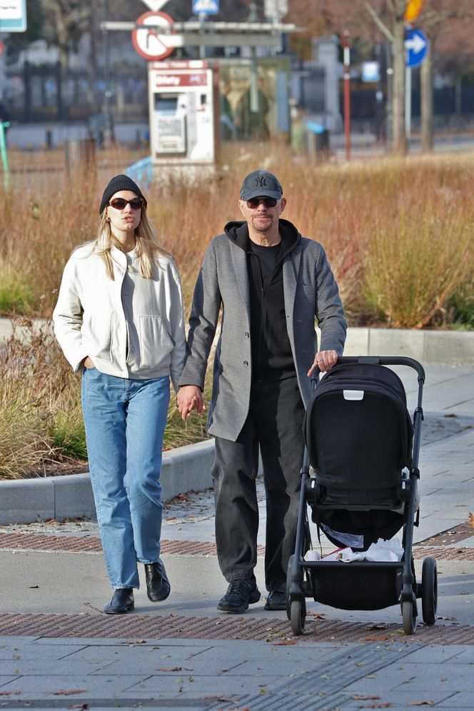 Krzysztof Ibisz z rodziną na spacerze