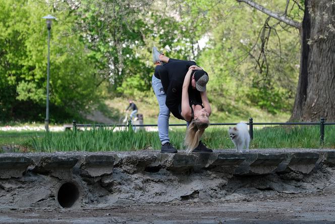 Ola Ciupa boksuje i całuje na spacerze