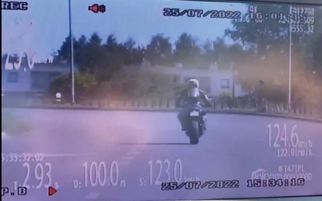 Motocyklista pędził po ulicach Łodzi ponad 120 km/h. Dostał 2000 złotych mandatu i stracił prawo jazdy