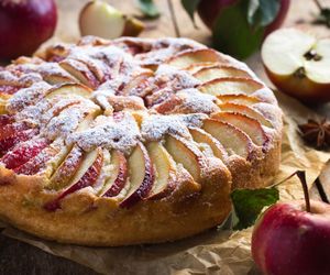 Szybkie ciasto ze śmietaną. Dodaj owoce, a deser będzie pierwsza klasa