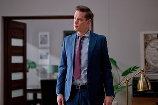 Zakościelny rozkaże Darkowi, by zatrudnił w kancelarii nową prawniczkę, Kalinę (Katarzyna Gałązka).