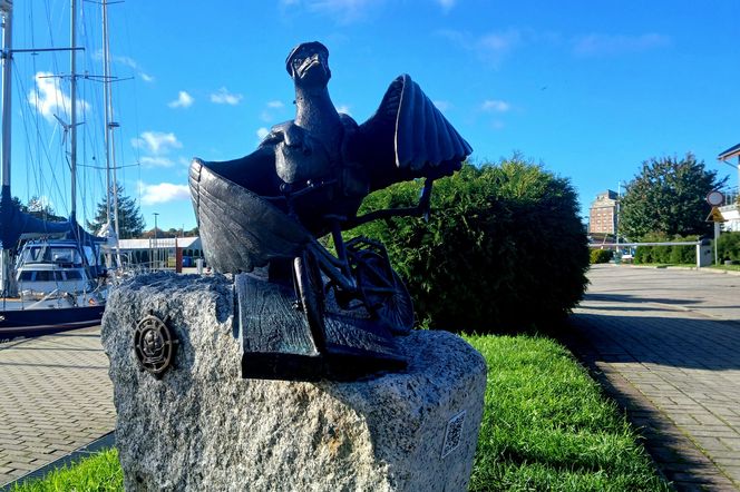 Rzeźby "Marianów" w Kołobrzegu