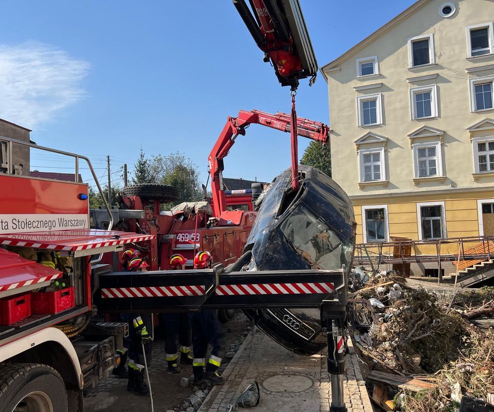 Warszawscy strażacy pomagają powodzianom w Lądku-Zdroju