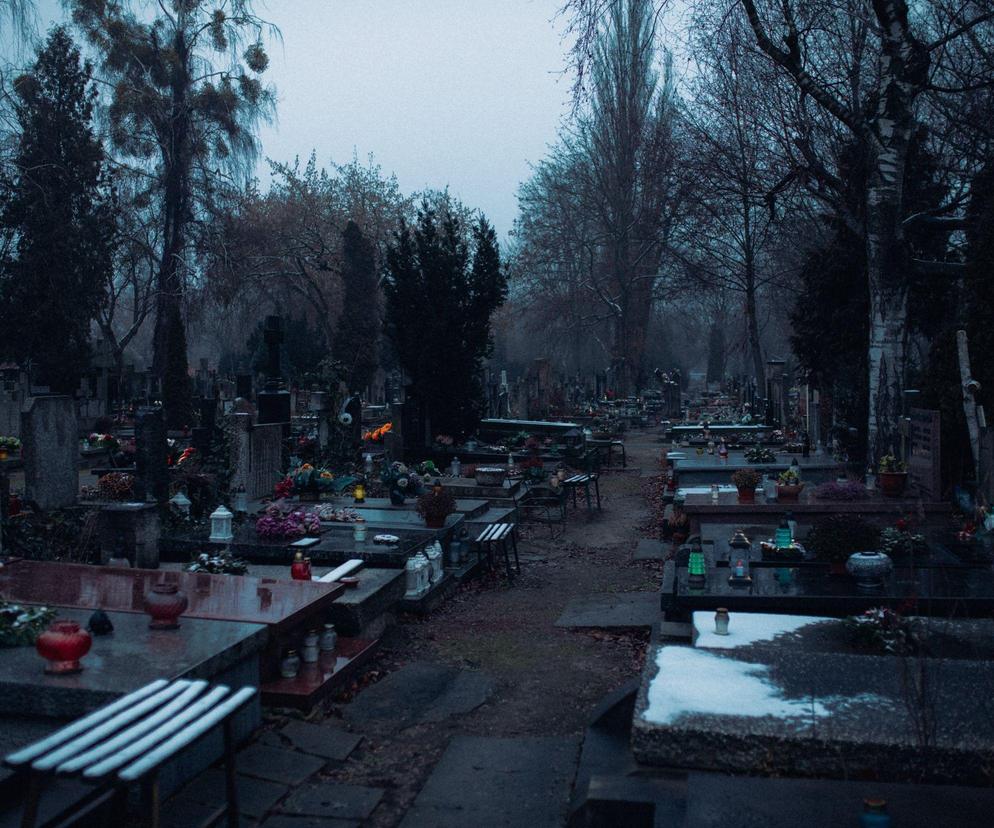 Cztery zachowania na cmentarzu, które mogą ściągnąć na ciebie nieszczęście. Lepiej tego nie rób!