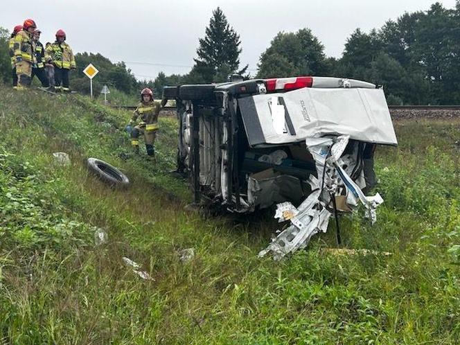 Na przejeździe kolejowym w Wąchocku pociąg uderzył w busa