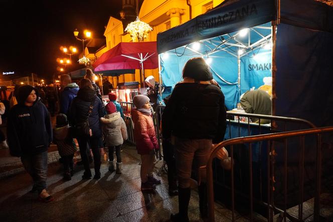 Ciężarówka Coca-cola w Białymstoku! Świąteczna atrakcja przyciągnęła tłumy mieszkańców na Rynek Kościuszki