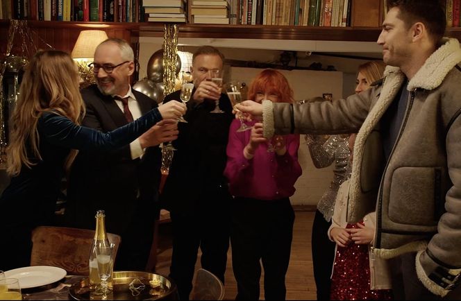 M jak miłość, zabawa sylwestrowa. Werner (Jacek Kopczyński), Andrzej Budzyński (Krystian Wieczorek), pani Ola (Ewa Kolasińska), Sylwia (Hanna Turnau), Viola (Magdalena Waligórska), Nadia (Mira Fareniuk), Dima (Michaił Pszeniczny)