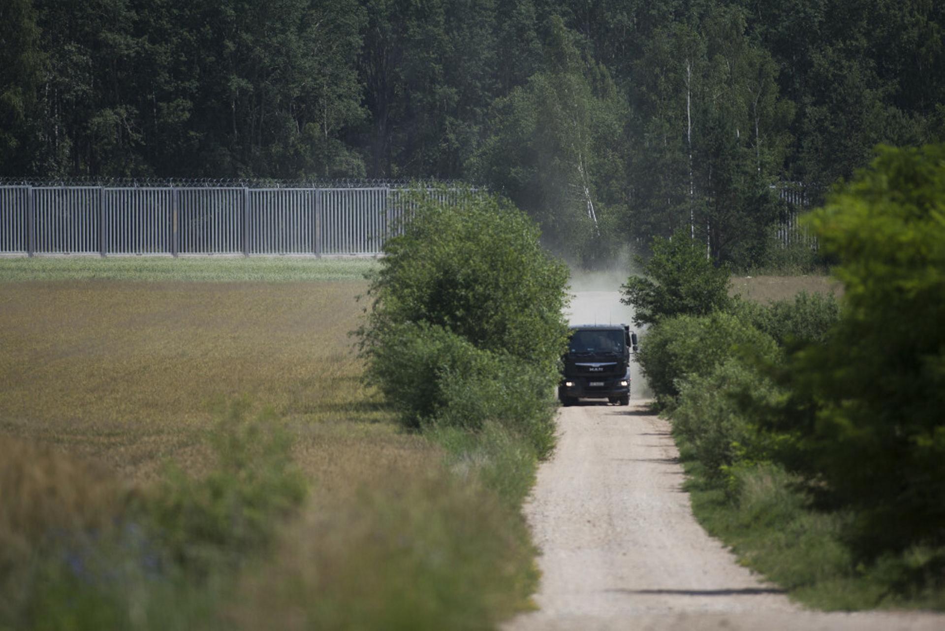 Łotwa: Migranci sforsowali zaporę na granicy. Pomogły białoruskie służby.