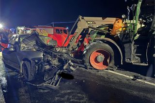 Osobówka zmiażdżona przez ciągnik. Kierowca nie żyje, dziecko trafiło do szpitala