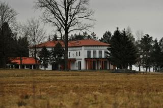 Pałac nad jeziorem czeka na Kaczyńską