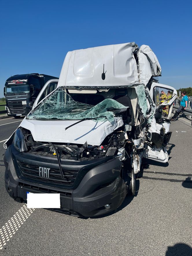 Wypadek na S5 koło Leszna. Zderzyły się bus i samochód ciężarowy